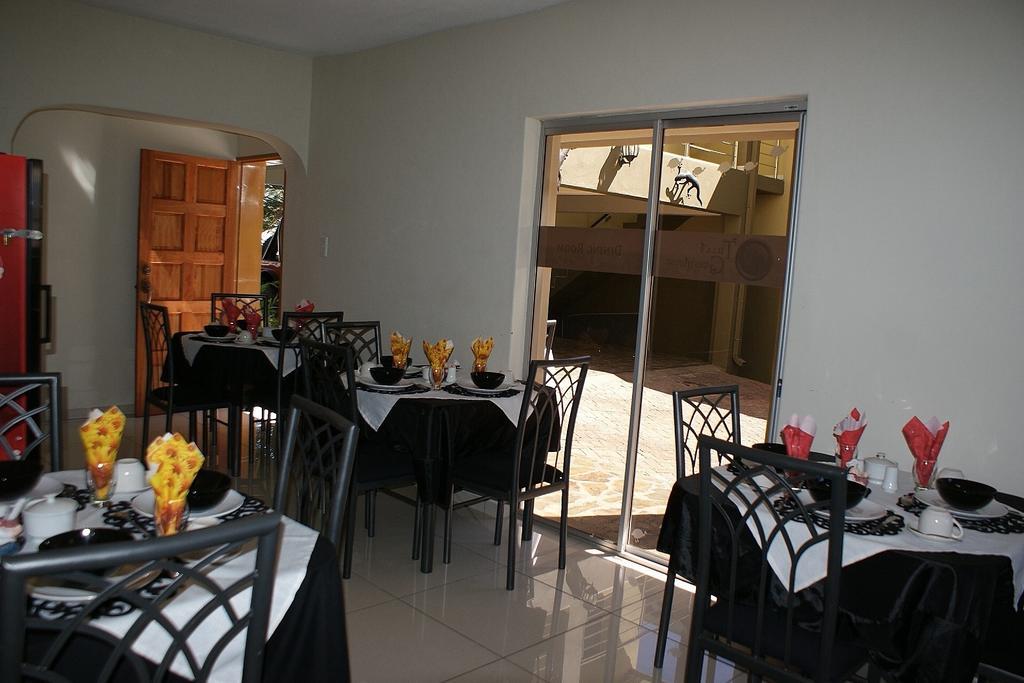 Tilla'S Guesthouse Windhoek Esterno foto